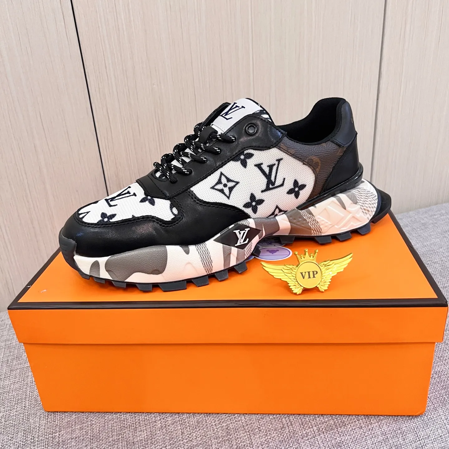 Men's shoes💰 460💰[LV]🔥Louis Vuitton, high-end men's shoes brand, official website 1:1 latest masterpiece: the upper is made of Italian imported first-layer cowhide with a comfortable and breathable lining➕original non-slip and wear-resistant outsole🔥, making walking more convenient and comfortable! An exclusive new model, a stunning work, a beautiful 1:1 replica [color] compared to the official quality! Create a fashionable personality to set off your uniqueness! A must-have for trendy men! Classic 🔥 Size: 38-44 Color: 🔥 2 colors available 🔥.